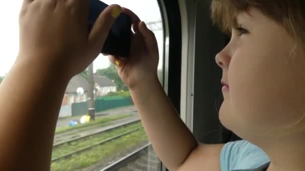 Adolescente Com Aparelho Num Vagão Comboio Longa Distância Adolescente Fotografa — Vídeo de Stock