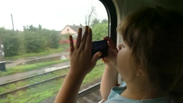 Tonåring Med Gadget Fjärrtrafiken Bil Tonåring Fotografier Smartphone Ett Tåg — Stockvideo
