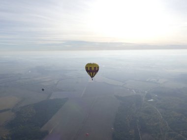 Gökyüzünde uçan balon. Renkli sıcak hava balonu üzerinde rock manzara mavi gökyüzünde uçan. Sabah balon uçuş alanları ve ormanları üzerinde.