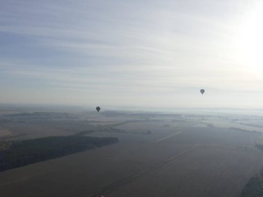 Gökyüzünde uçan balon. Renkli sıcak hava balonu üzerinde rock manzara mavi gökyüzünde uçan. Sabah balon uçuş alanları ve ormanları üzerinde.
