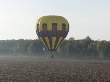 Gökyüzünde uçan balon. Renkli sıcak hava balonu üzerinde rock manzara mavi gökyüzünde uçan. Sabah balon uçuş alanları ve ormanları üzerinde.