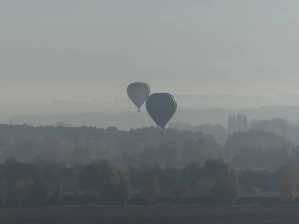 Balón Letící Obloze Barevný Horkovzdušný Balón Letící Nad Skalní Krajina — Stock fotografie