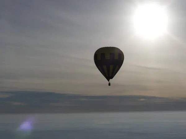 Gökyüzünde Uçan Balon Renkli Sıcak Hava Balonu Üzerinde Rock Manzara — Stok fotoğraf