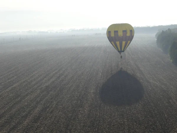 Gökyüzünde Uçan Balon Renkli Sıcak Hava Balonu Üzerinde Rock Manzara — Stok fotoğraf