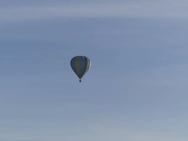 Léggömb Repül Égen Színes Hőlégballon Repül Rock Táj Kék Reggel — Stock Fotó