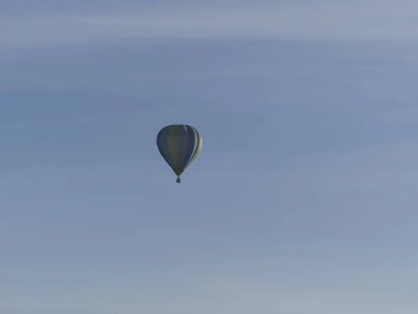 Globo Volando Cielo Colorido Globo Aerostático Volando Sobre Paisaje Rocoso — Foto de Stock