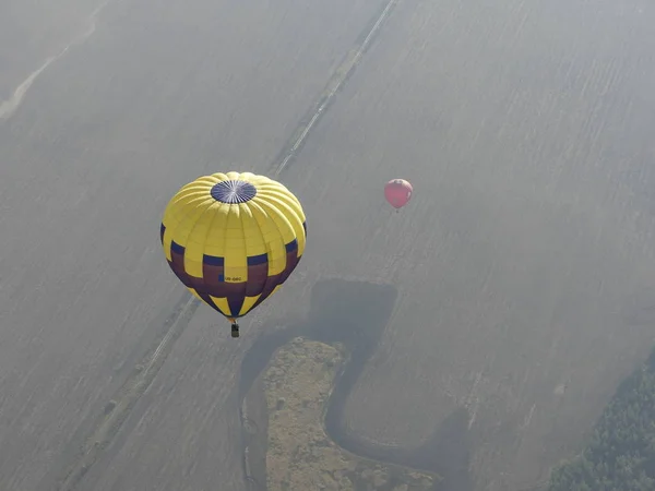 Globo Volando Cielo Colorido Globo Aerostático Volando Sobre Paisaje Rocoso — Foto de Stock