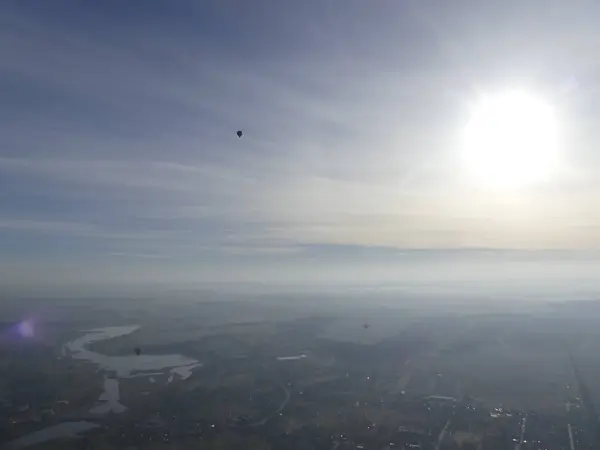 空を飛んでいる気球します カラフルな熱気球青空に岩の風景の上を飛んでします 森や野原の朝熱気球をフライトします — ストック写真