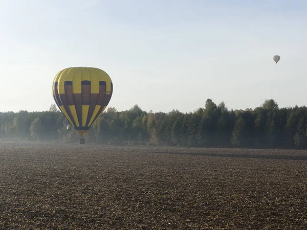 Balon Terbang Langit Balon Udara Panas Berwarna Terbang Atas Lanskap — Stok Foto