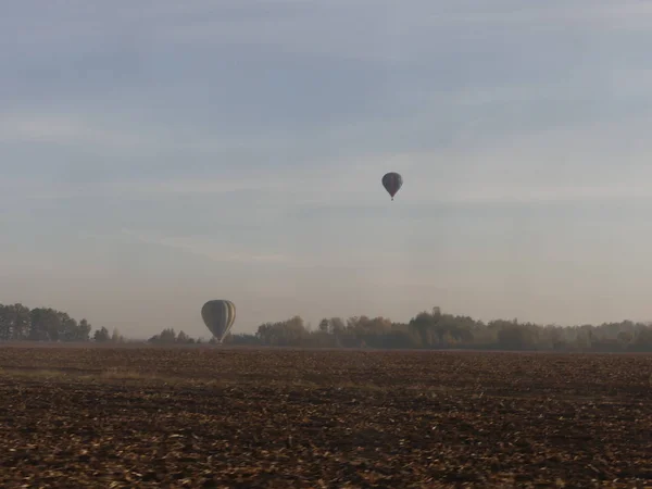 Ballon Volant Dans Ciel Montgolfière Colorée Volant Dessus Paysage Rocheux — Photo