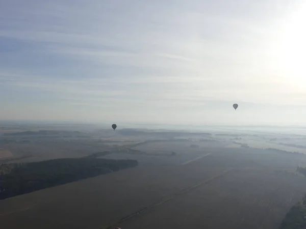 Gökyüzünde Uçan Balon Renkli Sıcak Hava Balonu Üzerinde Rock Manzara — Stok fotoğraf