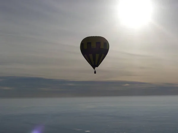 Ballon Fliegt Den Himmel Bunte Heißluftballons Fliegen Über Felslandschaften Blauem — Stockfoto