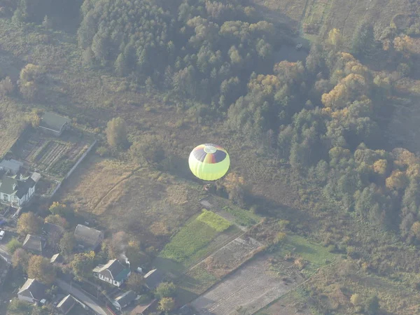 空を飛んでいる気球します カラフルな熱気球青空に岩の風景の上を飛んでします 森や野原の朝熱気球をフライトします — ストック写真