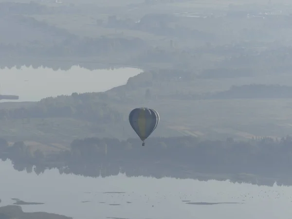 Gökyüzünde Uçan Balon Renkli Sıcak Hava Balonu Üzerinde Rock Manzara — Stok fotoğraf