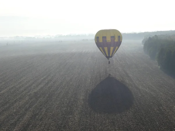 Gökyüzünde Uçan Balon Renkli Sıcak Hava Balonu Üzerinde Rock Manzara — Stok fotoğraf