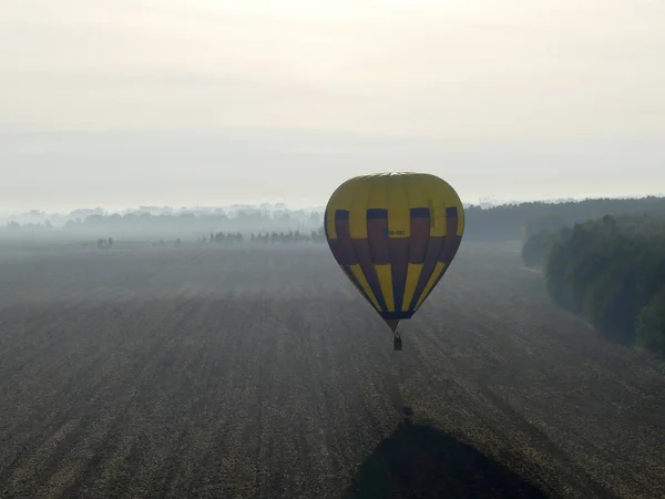 Ballonvaren Vliegen Lucht Kleurrijke Luchtballon Vliegt Rots Landschap Blauwe Hemel — Stockfoto