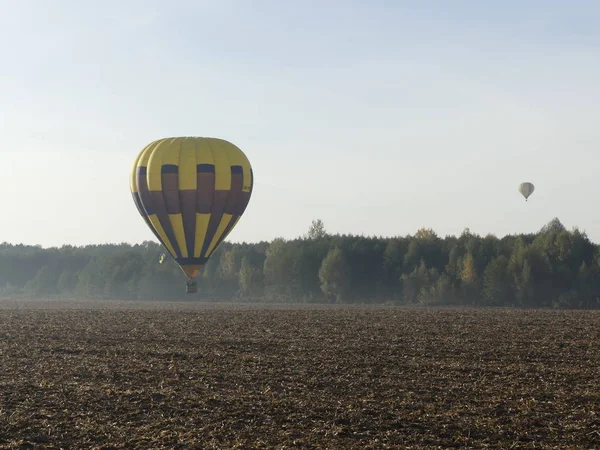 Ballongen Flyger Himlen Färgglad Luftballong Flyger Över Rock Landskap Blå — Stockfoto