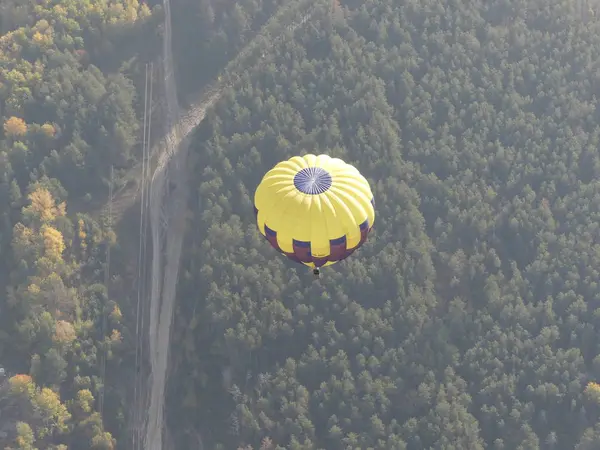 气球在天空飞翔 五颜六色的热气球飞过蓝天的岩石景观 早晨气球飞行的田野和森林 — 图库照片