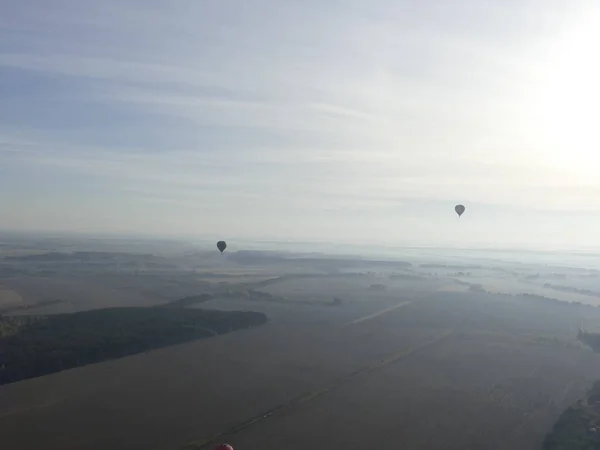 Ballongen Flyger Himlen Färgglad Luftballong Flyger Över Rock Landskap Blå — Stockfoto