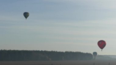 Gökyüzünde uçan balon. Renkli sıcak hava balonu üzerinde rock manzara mavi gökyüzünde uçan. Sabah balon uçuş alanları ve ormanları üzerinde.