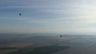 Gökyüzünde uçan balon. Renkli sıcak hava balonu üzerinde rock manzara mavi gökyüzünde uçan. Sabah balon uçuş alanları ve ormanları üzerinde.