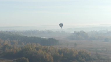 Gökyüzünde uçan balon. Renkli sıcak hava balonu üzerinde rock manzara mavi gökyüzünde uçan. Sabah balon uçuş alanları ve ormanları üzerinde.