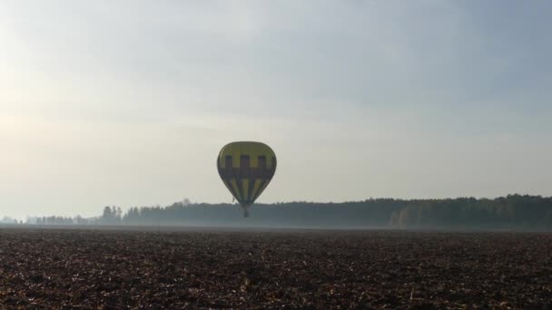 Ballonvaren Vliegen Lucht Kleurrijke Luchtballon Vliegt Rots Landschap Blauwe Hemel — Stockvideo