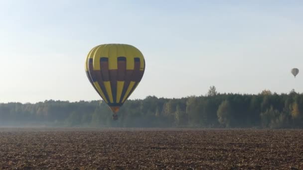 Balão Voando Céu Balão Quente Colorido Voando Sobre Paisagem Rochosa — Vídeo de Stock