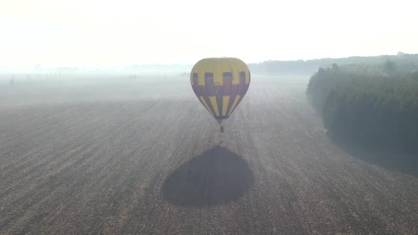 Balão Voando Céu Balão Quente Colorido Voando Sobre Paisagem Rochosa — Vídeo de Stock