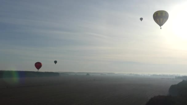 Ballon Fliegt Den Himmel Bunte Heißluftballons Fliegen Über Felslandschaften Blauem — Stockvideo