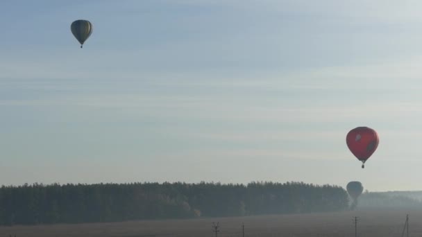 Balón Letící Obloze Barevný Horkovzdušný Balón Letící Nad Skalní Krajina — Stock video