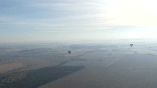 气球在天空飞翔 五颜六色的热气球飞过蓝天的岩石景观 早晨气球飞行的田野和森林 — 图库视频影像