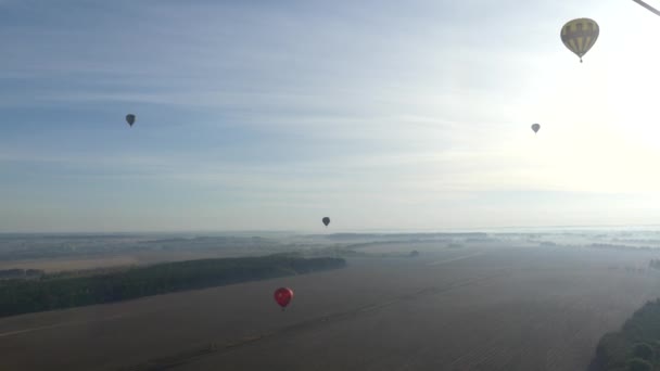 Ballonvaren Vliegen Lucht Kleurrijke Luchtballon Vliegt Rots Landschap Blauwe Hemel — Stockvideo