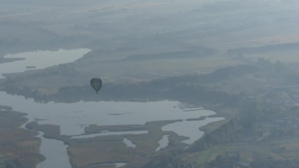 Ballon Volant Dans Ciel Montgolfière Colorée Volant Dessus Paysage Rocheux — Video