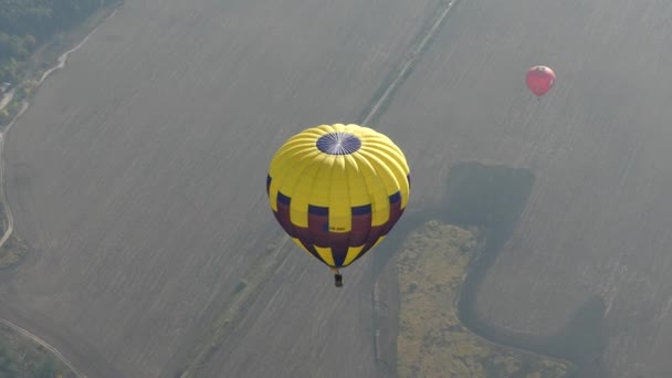 Balão Voando Céu Balão Quente Colorido Voando Sobre Paisagem Rochosa — Vídeo de Stock