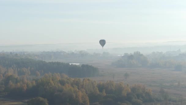 空を飛んでいる気球します カラフルな熱気球青空に岩の風景の上を飛んでします 森や野原の朝熱気球をフライトします — ストック動画