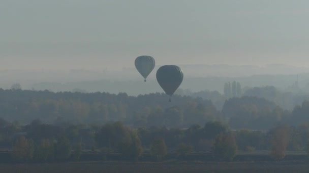 Globo Volando Cielo Colorido Globo Aerostático Volando Sobre Paisaje Rocoso — Vídeo de stock