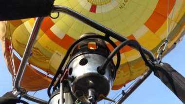 Kiev region, Makarov, Ukrayna - 15 Ekim 2018: balon pilotuna sıcak hava akışını düzenler. Balon pilot uçuş sırasında