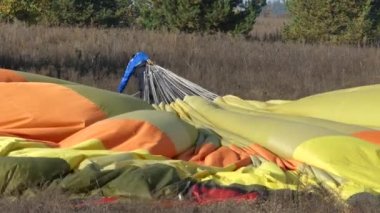 Kiev region, Makarov, Ukrayna - 15 Ekim 2018: pilotlar balon balon katlayın. İşçiler balon uçuş sonrası toplamak. Sıcak hava balon flig sonu