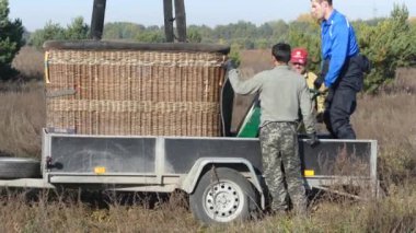 Kiev region, Makarov, Ukrayna - 15 Ekim 2018: pilotlar balon balon katlayın. İşçiler balon uçuş sonrası toplamak. Sıcak hava balon flig sonu
