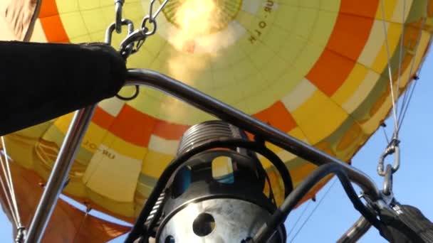基辅地区 乌克兰马卡洛夫 2018年10月15日 气球飞行员调节热空气的流动 飞行过程中的气球飞行员 — 图库视频影像