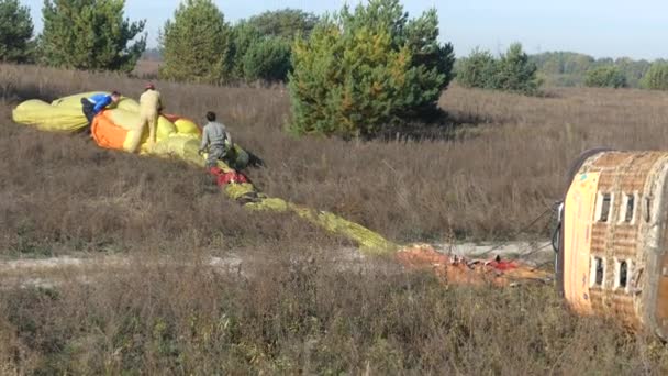 Kijów Makarow Ukraina Października 2018 Piloci Balonu Złożyć Balon Pracowników — Wideo stockowe