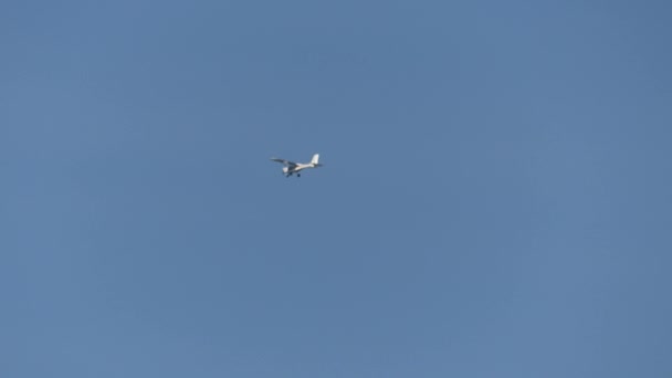 捷克布拉格 5月7日 飞机在蓝天飞行 躲在女孩的树叶后面 从地面上看风景 — 图库视频影像