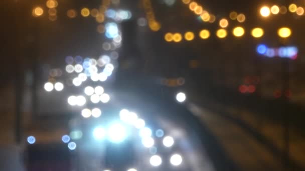 Modrá světla policejní auto. Speciální signály blinkry speciální auta. Modrá světla speciální auto flash proti sněhu v večer. Registrace nehody na zasněžené silnici.