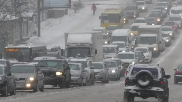 Corriente Coches Pista Nieve Atasco Tráfico Carretera Nevada Coche Moviéndose — Vídeo de stock