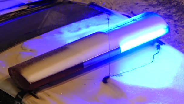 警察の車の青に点灯します 特別な車の特別な信号点滅です 特別な車の青色のライトは 夕方には雪に対してフラッシュします 雪道での事故の登録 — ストック動画