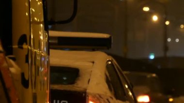 Bir polis arabası mavi ışıkları. Özel sinyaller Flaşörler özel bir araba. Özel araba flash akşam karda karşı mavi ışıkları. Bir karlı yolda bir kaza kaydı.