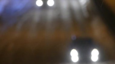 Arabalar karlı yolda sürüş sırasında ışıklar. Bokeh etkisi araba şehir fan binmek.