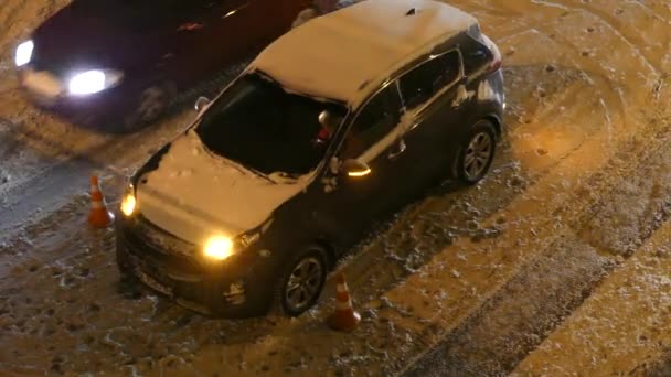 警车的蓝灯 特殊汽车的特殊信号闪光灯 一辆特殊汽车的蓝灯在雪上闪烁 雪路上事故的登记 — 图库视频影像