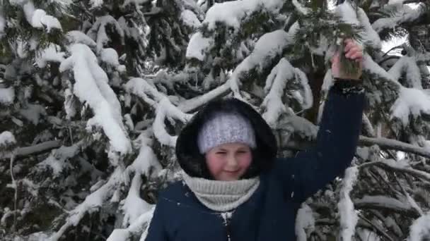 Feliz Adolescente Frolics Bosque Invierno Tirones Las Ramas Los Pinos — Vídeo de stock